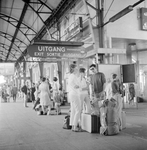 859234 Afbeelding van reizigers op het 1e perron van het N.S.-station Utrecht C.S. te Utrecht, in afwachting van de Zon ...